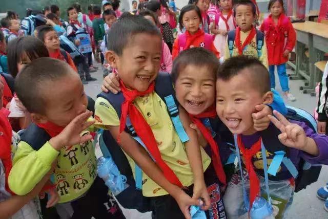 捐助莘莘學(xué)子 大愛情暖校園 ——2015 達(dá)意隆金秋助學(xué)行