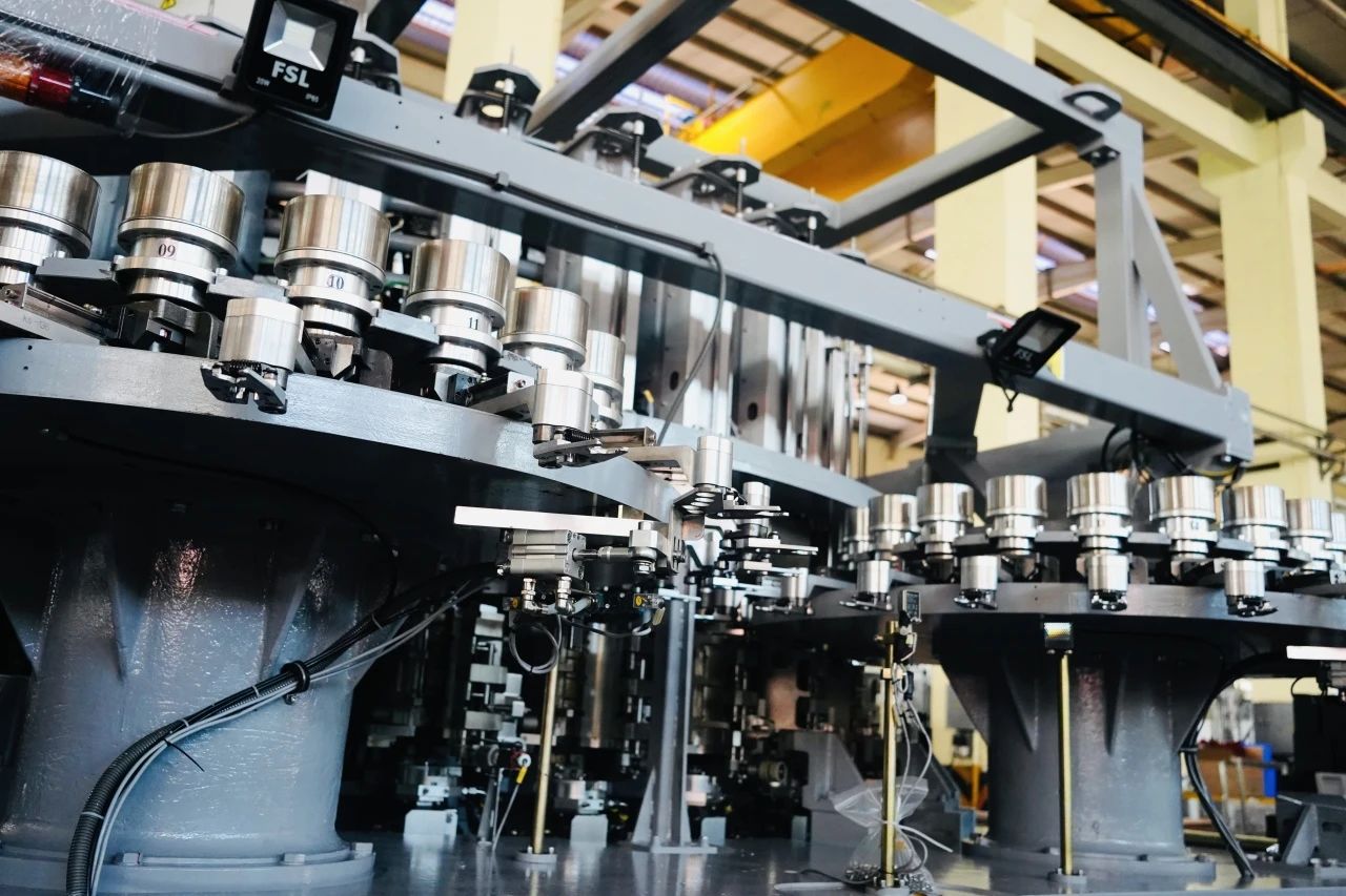 里程碑時(shí)刻！達(dá)意隆引領(lǐng)亞洲首臺(tái)自制72000BPH高速吹貼灌旋